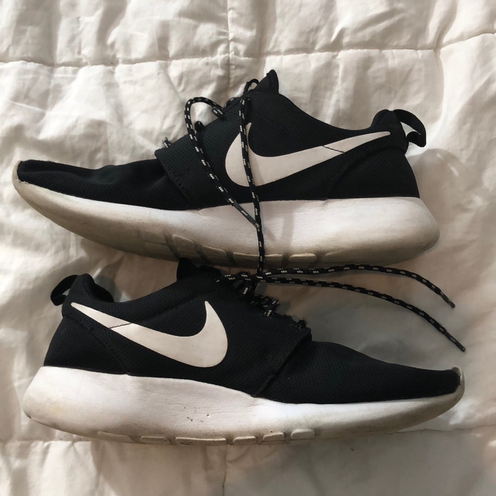 Black and white nike Roshe
